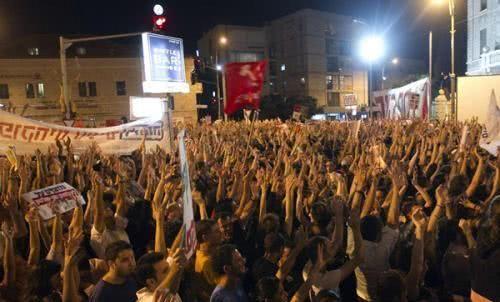 抗议否认历史行为的游行人群