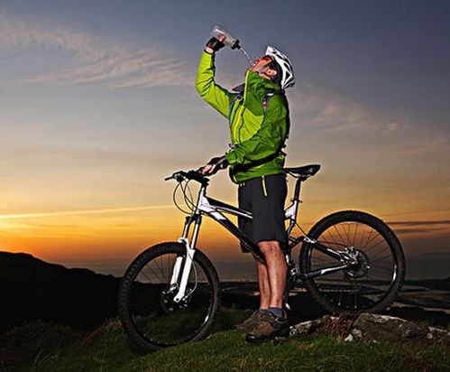 穿着专业装备准备攀爬的人