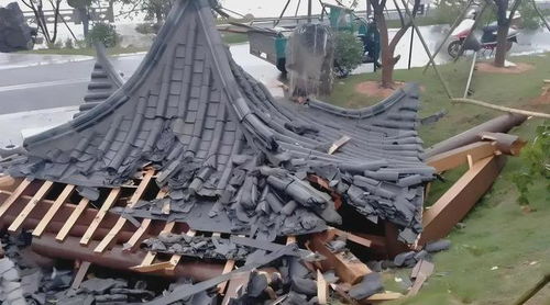 青岛中山公园凉亭修一年就垮塌，顶部早现裂缝！太离谱！