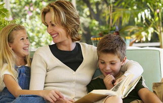 轻松自在的上班族拿咖啡杯