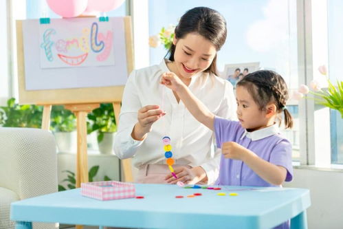 老师正在给幼儿园大班的小朋友上课