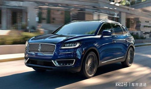 林肯汽车在大草原行驶