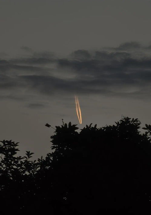 武汉天空惊现巨大流星坠落？专家解读真相