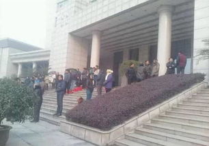 民众包围政府大楼的画面