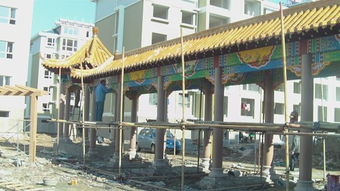 这是工人查看凉亭裂缝的照片