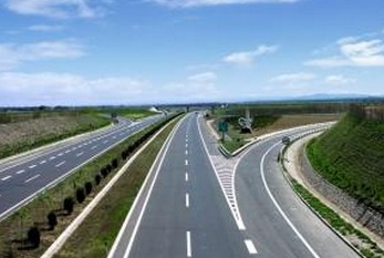 杭州交警在高速公路上巡逻