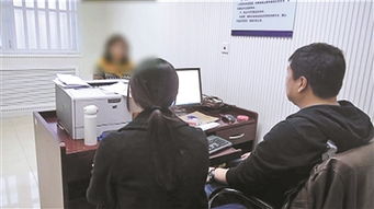 警察严肃地坐在桌前，面对着低头的嫌疑人