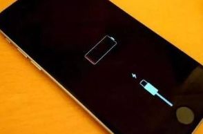 人们查看手机价格场景图