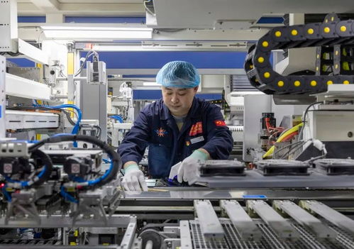 技术人员检查星舰设备