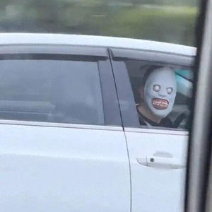 高速路上惊现恐怖面具人！警方紧急通报背后的故事