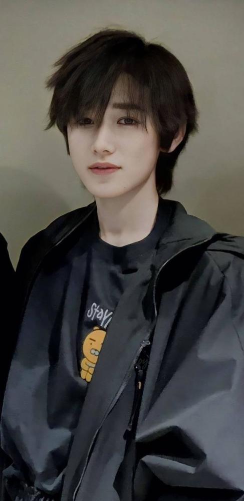 宋亚轩敬山水后微笑