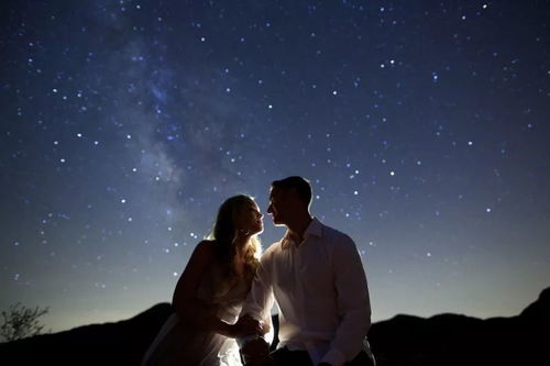 情侣手牵手走在星空下