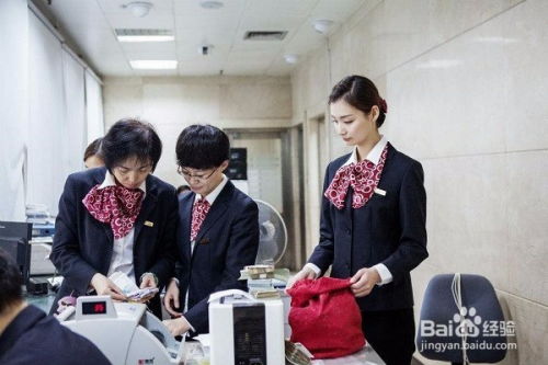 银行工作人员微笑工作