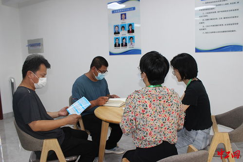 员工们聚集在一起商量维权事宜