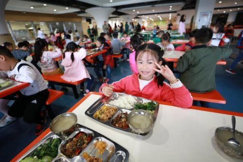 顾客们在烧烤店愉快用餐