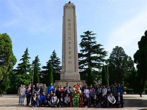 众人在纪念碑前