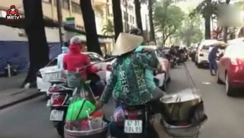 大妈擅坐摩托致车损两万，只赔千把块钱还拉黑车主！