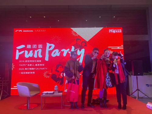 游戏厅里的欢乐场景