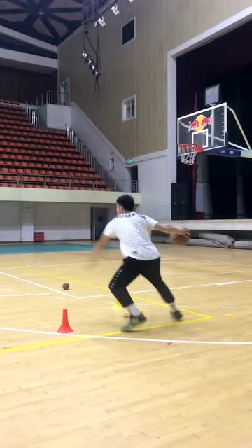 威廉姆斯在训练场上认真练习