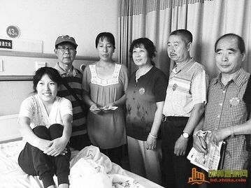 爱心人士看望女子场景