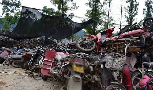 大妈弄翻20万摩托赔1千后拉黑车主，背后真相令人深思