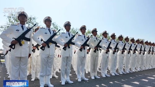 徒步方队正在训练，场面十分壮观