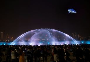 哈尔滨上空惊现神秘飞行物，目击者称亮点密集悬停20分钟