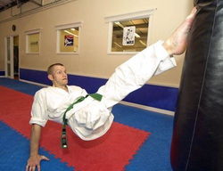 男生们正在进行格斗训练