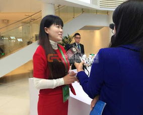 女子接受媒体采访画面