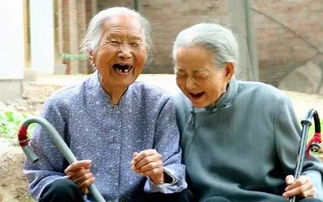 两位老人无奈地看着手中的200元钞票