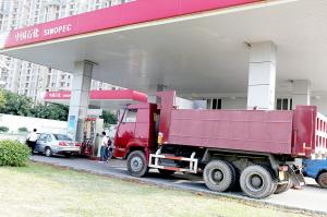 成都50升油箱竟加67.96升油，官方已介入调查！