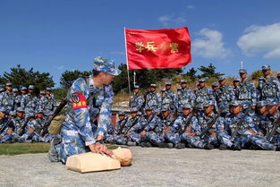 女性军人行走的画面