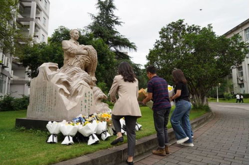 陈桂珍雕像前献花