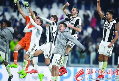 中国女排队员赛后庆祝