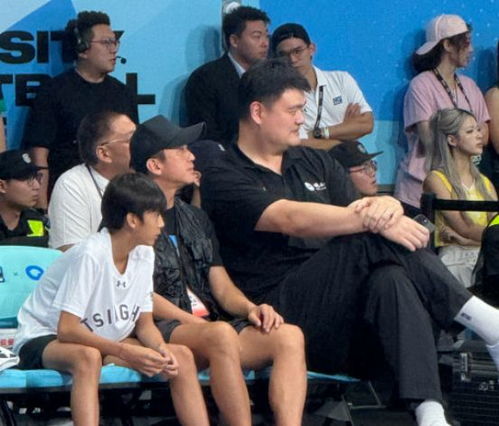 一个正在看球赛的男人