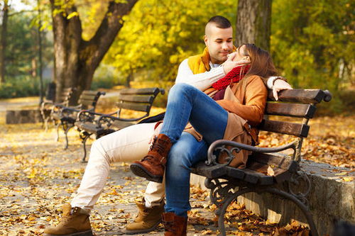 情侣公园散步照片