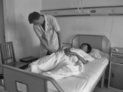 退休外科医生做饭切肉像做手术般精湛