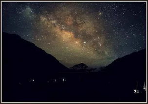 人们仰望星空寻找流星痕迹