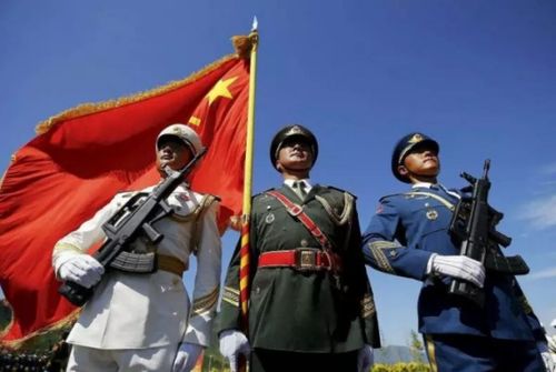 军人迈步向前的雄壮画面