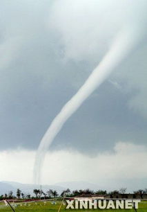 黑龙江湖面惊现‘龙吸水’，目击者：湖上有黑云太吓人！