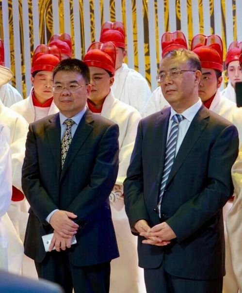 鸠山由纪夫现身九三阅兵现场引关注