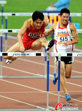 刘翔跨栏瞬间