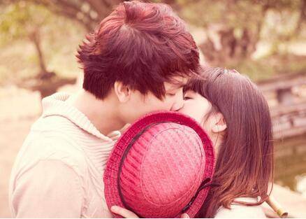 情侣和谐相处画面