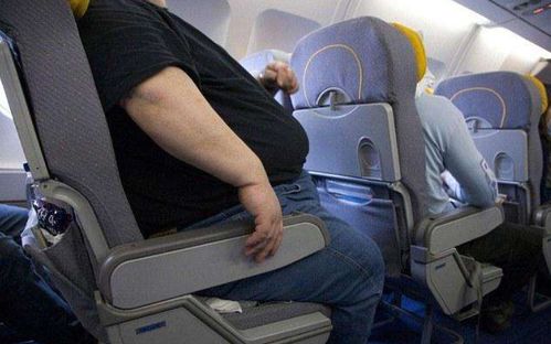 两男生开房住宿竟坐断床头柜，这操作太离谱！