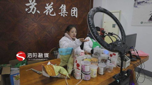 直播现场人们忙前忙后