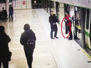 警方展示捡到的部分失物