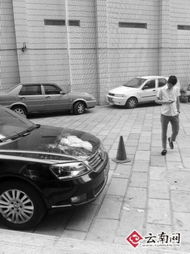 男子站在被扔的车旁边