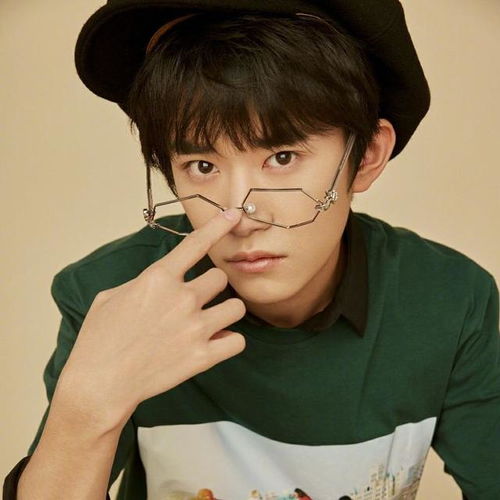 男生们眼神坚定地望着前方