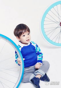 父子一起看书的画面