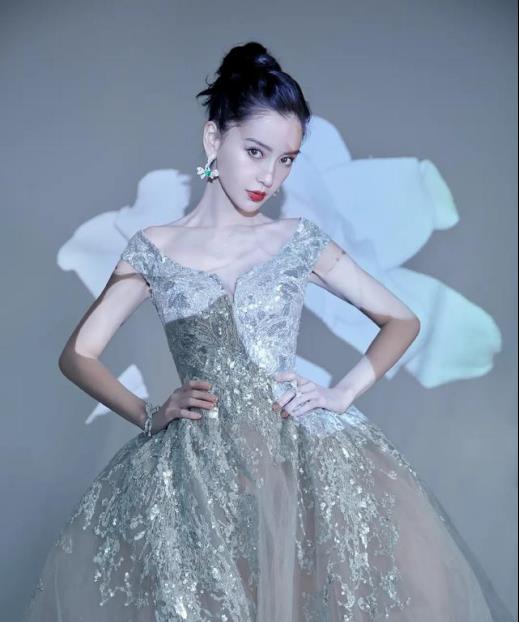 杨颖穿高定礼服走红毯